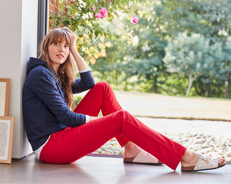 Women’s red trousers outfit