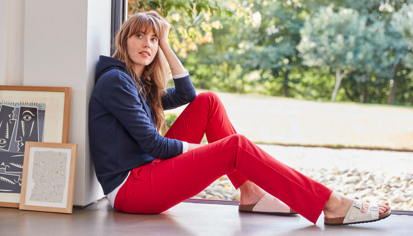 Women’s red trousers outfit